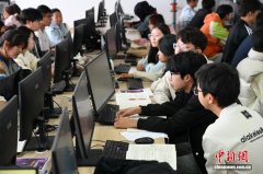 大学生正在机械进修讲堂